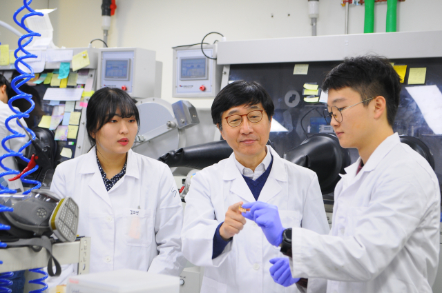 박남규(가운데) 성균관대 화학공학·고분자공학부 교수가 연구실에서 연구원들과 태양전지 관련 연구를 수행하고 있다. 사진 제공=과학기술정보통신부