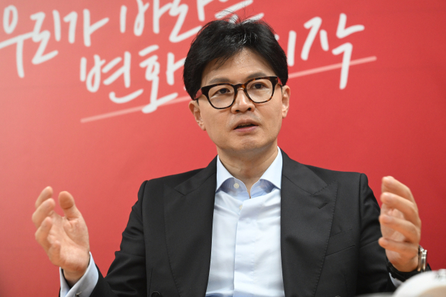 한동훈 국민의힘 당 대표 후보가 서울 여의도 선거사무실에서 서울경제신문과 인터뷰를 하고 있다. 오승현 기자