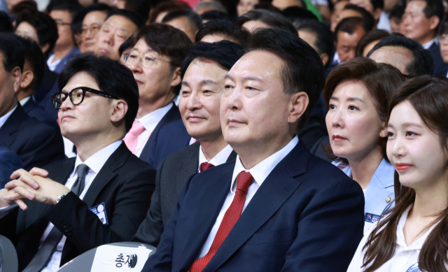 윤석열 대통령이 4일 인천 남동체육관에서 열린 한국자유총연맹 창립 제70주년 기념식에 국민의힘 당권 주자인 한동훈·원희룡·나경원 후보와 함께 참석하고 있다. 연합뉴스