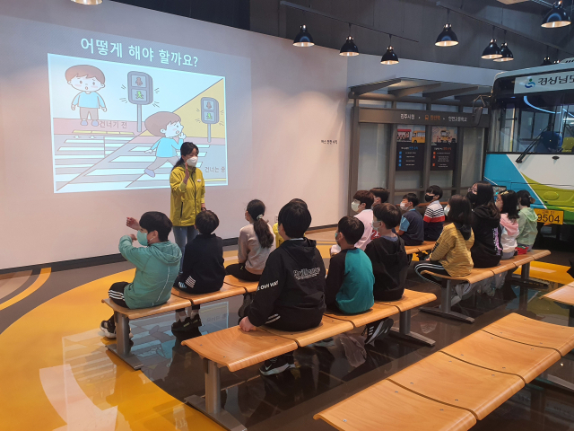 경남 진주시에 있는 안전체험원에서 학생들이 안전교육을 듣고 있다. 사진제공=경남도교육청