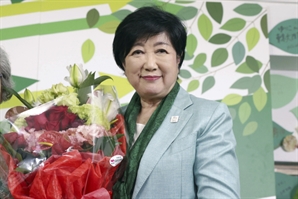 고이케 도지사 3선에 집권 자민당 안도의 한숨