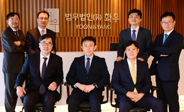 법무법인 화우 가상자산 불공정거래 조사대응팀이 서울경제신문과 인터뷰에 앞서 사진 촬영을 하고 있다. 정현석(뒷줄 왼쪽부터)·이보현·최종열 변호사·이재연 수석전문위원, 김형록 변호사(앞줄 왼쪽부터)·김용태 고문·최종혁 변호사. 권욱 기자