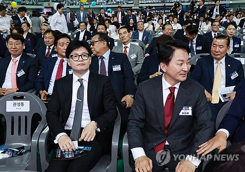 국민의힘 당대표 후보인 한동훈 전 비대위원장과 원희룡 전 국토교통부 장관이 4일 인천 남동체육관에서 열린 한국자유총연맹 창립 제70주년 기념식에 참석하고 있다. 연합뉴스