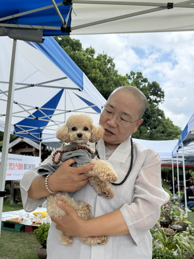 [르포] 댕댕이들도 승복 입고 염주 걸고…“반려견과 템플스테이 해요”