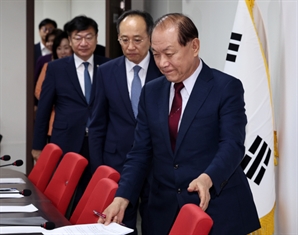 與 지도부, 전대 과열에 "자해적 행태" 경고