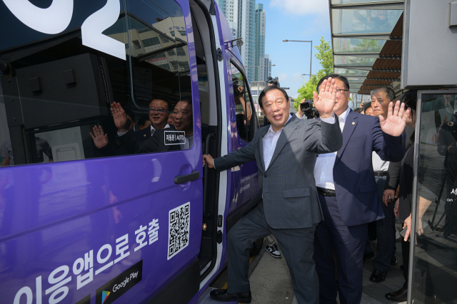 최민호 세조시장이 ‘이응버스’를 시승하고 있다. 사진제공=세종시