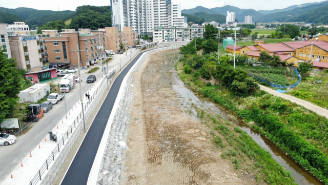 용덕사천에 조성된 산책로. 사진 제공 = 용인시