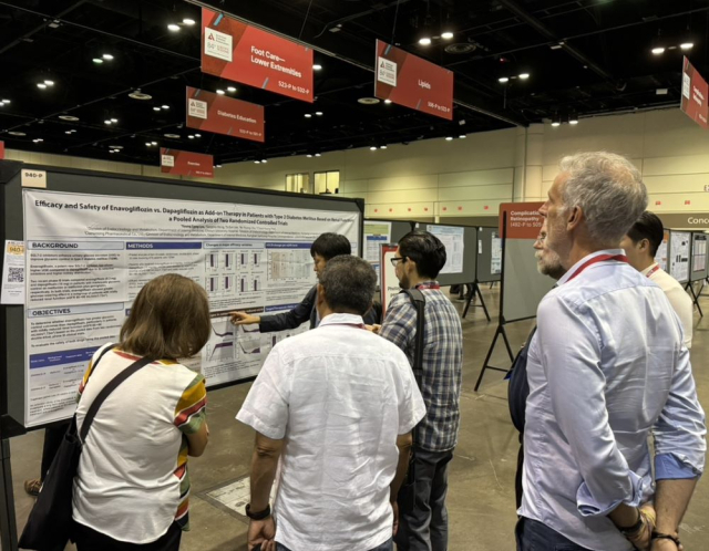 류영상 조선대학교병원 교수가 미국 당뇨병 학회에서 대웅제약 엔블로에 대한 연구 결과 포스터를 소개하고 있다. 사진 제공=대웅제약