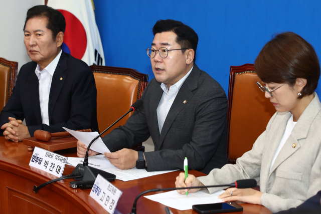 박찬대 더불어민주당 대표 직무대행 겸 원내대표가 8일 오전 서울 여의도 국회에서 열린 최고위원회의에서 모두발언을 하고 있다. 뉴스1