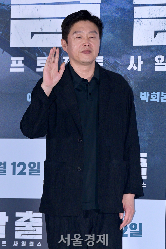 배우 김희원이 8일 오후 서울 용산구 CGV 용산아이파크몰에서 진행된 영화 ‘탈출: 프로젝트 사일런스’ 언론배급시사회 및 기자간담회에서 포즈를 취하고 있다. 김규빈 기자 2024.07.08