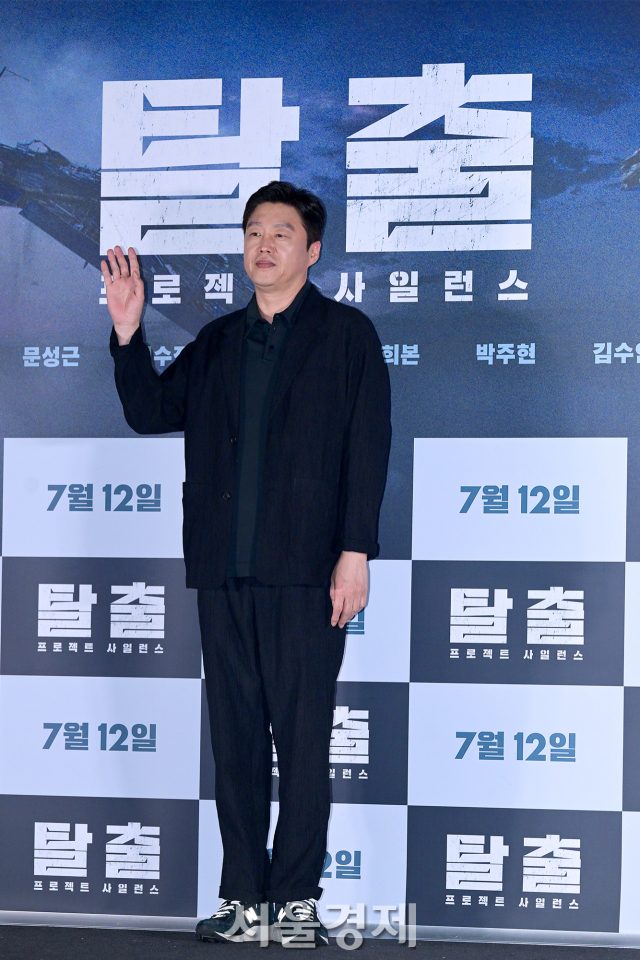 배우 김희원이 8일 오후 서울 용산구 CGV 용산아이파크몰에서 진행된 영화 ‘탈출: 프로젝트 사일런스’ 언론배급시사회 및 기자간담회에서 포즈를 취하고 있다. 김규빈 기자 2024.07.08