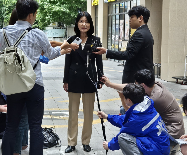 이진숙(가운데) 방송통신위원장 후보자가 4일 오전 서울 과천시 힐스테이트과천중앙오피스텔에 마련된 인사청문회 준비 사무실에 첫 출근하는 길에 취재진을 만나 질의응답을 받고 있다. 김윤수 기자