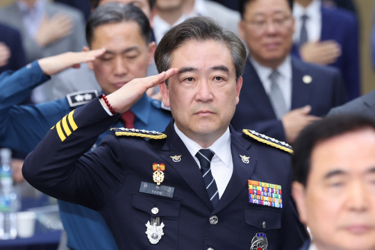 국기에 경례하는 윤희근 경찰청장 윤희근 경찰청장이 지난달 14일 서울 서대문구 경찰청에서 열린 범죄예방 비전 선포식에 참석해 국기에 경례하고 있다. 연합뉴스