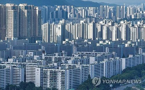 고삐 풀린 가계부채에 스텝 꼬여…선제 인하땐 부동산 거품 우려