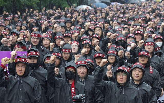 8일 오전 경기도 화성시 삼성전자 화성사업장 앞에서 열린 전국삼성전자노동조합 총파업 결의대회에서 조합원들이 구호를 외치고 있다. 화성=권욱 기자 2024.7.8