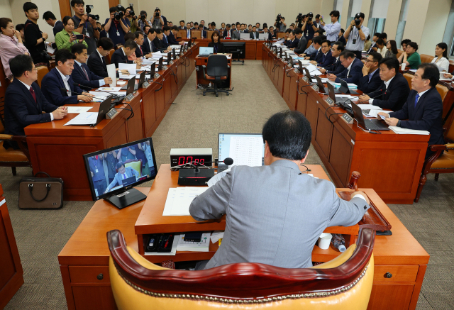 기재위 '세수결손' 공방…野 '부자감세에 나라 거덜' 공세