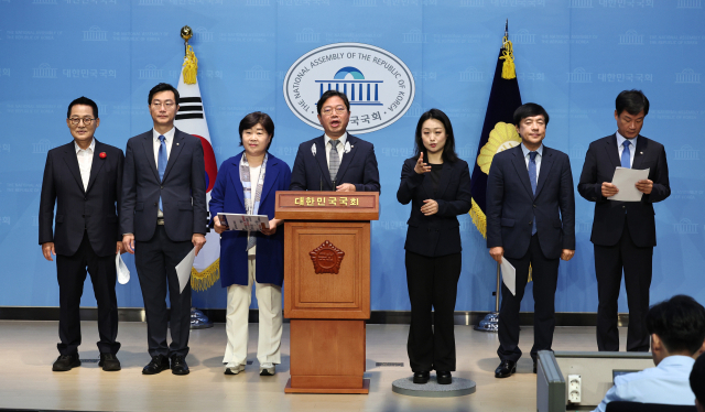 국회 법제사법위원회 소속 더불어민주당 의원들이 8일 여의도 국회 소통관에서 기자회견을 열고 해병대 수사 외압 및 검찰 특활비 부정사용 의혹에 대한 신속 수사를 촉구하고 있다. 뉴스1