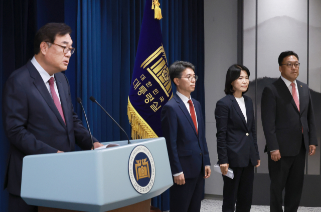 정진석 대통령 비서실장이 4일 오전 서울 용산 대통령실 청사 브리핑실에서 열린 인사브리핑에서 정무직 인선 발표를 하고 있다. 정진석 비서실장 오른쪽부터 신임 환경부 장관 후보자 김완섭 전 기획재정부 2차관, 방송통신위원장 후보자 이진숙 전 대전MBC 사장, 금융위원장 후보자 김병환 전 기획재정부 1차관. 연합뉴스