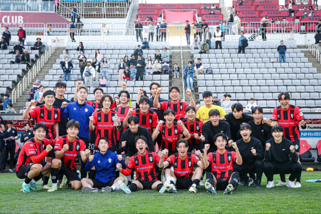 지난 4월 7일 창원축구센터에서 열린 부산교통공사축구단과의 경기에서 2-1로 승리한 창원FC 선수들이 기념사진을 찍고 있다. 사진제공=창원시