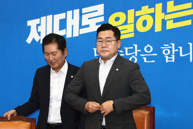 박찬대(오른쪽) 더불어민주당 당 대표 직무대행 겸 원내대표와 정청래 최고위원이 8일 오전 서울 여의도 국회에서 열린 최고위원회의에 참석하고 있다. 뉴스1