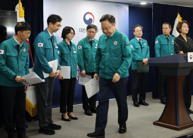 조규홍 보건복지부 장관이 8일 서울 종로구 정부서울청사에서 의사 집단행동 중앙재난안전대책본부 회의 브리핑을 마치고 브리핑실을 나서고 있다. 연합뉴스