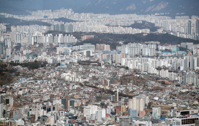 서울 중구 남산에서 바라본 주택 및 아파트 단지. 뉴스1