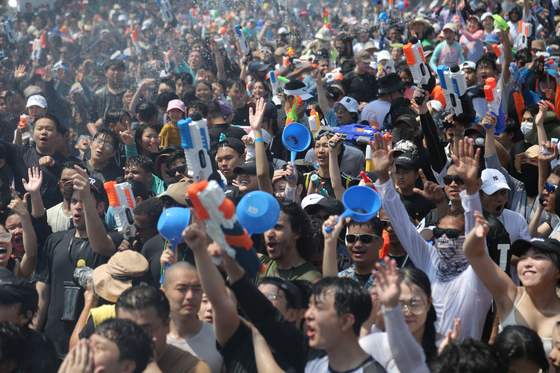 정남진 장흥물축제 거리퍼레이드 살수대첩에서 시민들과 외국인 관광객들이 물축제를 즐기고 있다. 뉴스1