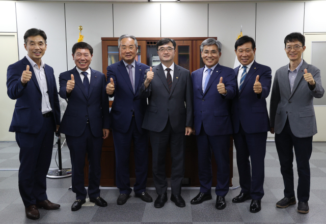 임기근(왼쪽에서 네번째) 조달청장이 시설공사업단체연합회와 차담회를 갖고 기념촬영을 하고 있다. 사진제공=조달청