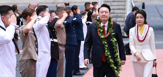 윤석열 대통령과 김건희 여사가 8일(현지시간) 북대서양조약기구(NATO·나토) 75주년 정상회의 참석에 앞서 미국 하와이 히캄 공군기지에 도착해 도열병의 거수 경례를 받으며 공항을 빠져나가고 있다. 연합뉴스