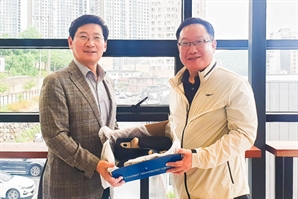용인시공무원노조, 취임 2주년 맞은 이상일 시장에 운동화 선물