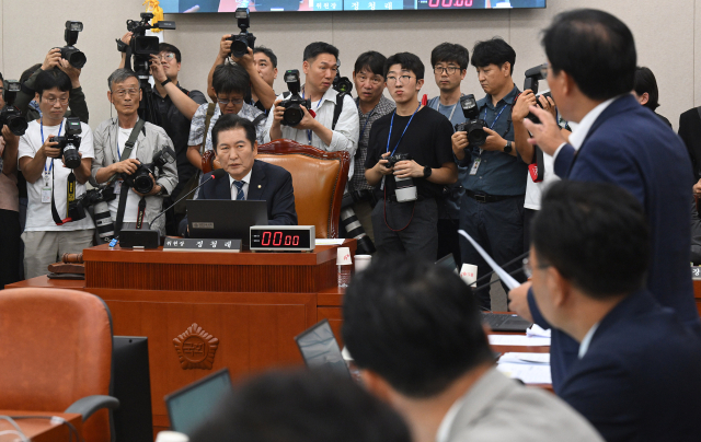 9일 서울 여의도 국회에서 열린 국회 법제사법위원회 전체회의에서 국민의힘 위원들이 정청래 위원장의 의사진행 방식에 대해 항의하고 있다. 오승현 기자 2024.07.09