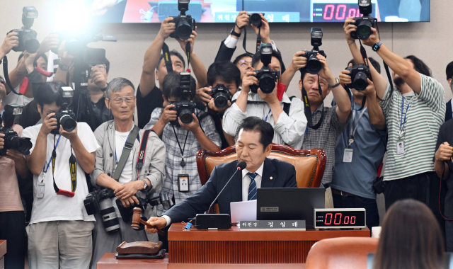 정청래 국회 법제사법위원회 위원장이 9일 서울 여의도 국회에서 열린 법사위 전체회의에서 의사봉을 두드리고 있다. 이날 민주당을 비롯한 야당 위원들은 여당이 퇴장한 가운데 단독으로 '윤석열 대통령 탄핵소추안 즉각 발의 요청에 관한 청원 관련 청문회 실시계획서'를 채택했다. 오승현 기자 2024.07.09