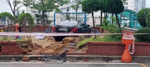 또 "급발진" 주장…70대 운전자 몰던 승용차, 아파트 놀이터로 돌진 '아찔'