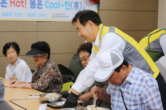 정은보 한국거래소 이사장이 초복맞이 부산지역 취약계층 배식봉사를 하고 있다. 사진 제공=한국거래소