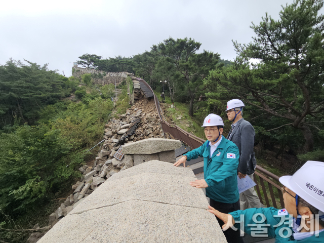 최응천(가운데) 국가유산청장이 9일 붕괴된 한양도성 성곽을 살펴보고 있다. 사진 제공=국가유산청