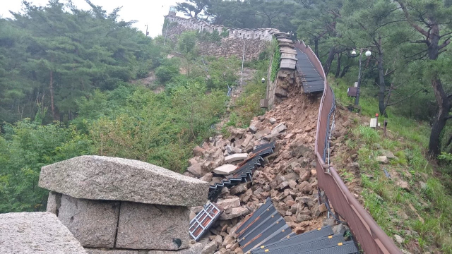 밤새 내린 비에 서울 북악산에 있는 한양도성 성곽 일부가 무너져 9일 등산로 출입이 통제되고 있다. 사진 제공=종로구청