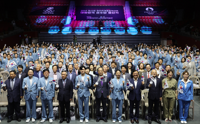 9일 서울 송파구 올림픽공원 올림픽홀에서 열린 ‘2024 파리 하계올림픽 선수단 결단식’에서 한덕수 국무총리, 유인촌 문체부 장관, 참가 선수단 등이 함께 태극기를 손에 들고 기념사진을 촬영하고 있다. 연합뉴스