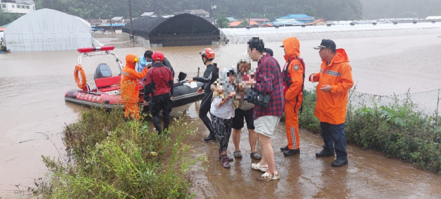 대전소방본부 소방대원들이 폭우로 침수된 용촌동 주민들을 구조하고 있다. 사진제공=대전시