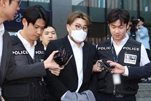 ‘절뚝거리며 입정’ 김호중… 혐의 인정 여부 다음기일에 밝혀
