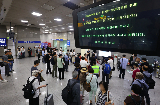 지난 밤 중부·남부지방 집중호우로 열차 운행에 차질이 생긴 10일 오전 서울 용산역 대합실이 대기하는 승객으로 북적이고 있다. 한국철도공사(코레일)는 집중호우에 따른 안전한 열차 운행을 위해 오늘 첫차부터 무궁화호와 ITX-새마을 등 일반 열차의 운행을 일부 중지하거나 조정한다고 밝혔다. 연합뉴스