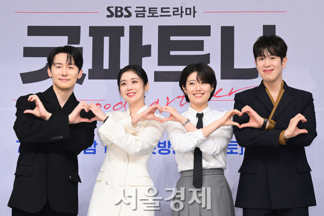 배우 김준한, 장나라, 남지현, 표지훈이 10일 오후 서울 양천구 SBS 목동 사옥에서 진행된 SBS 새 금토드라마 ‘굿 파트너’(극본 최유나/연출 김가람) 제작발표회에서 포즈를 취하고 있다. 김규빈 기자 2024.07.10