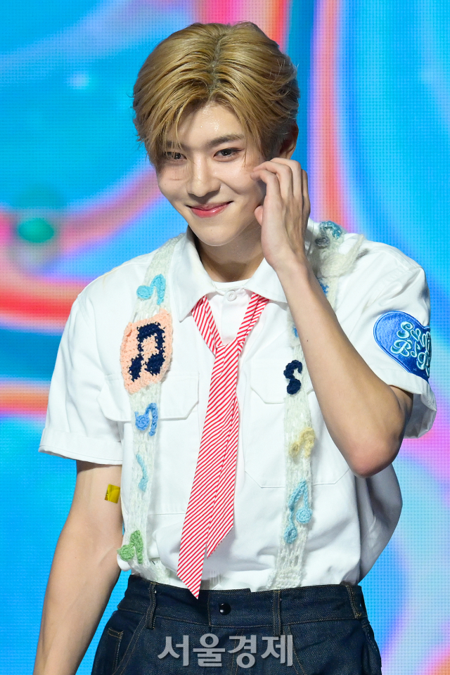 그룹 엔시티 위시(NCT WISH) 시온이 10일 오후 경기도 고양시 일산동구 MBC 드림센터에서 진행된 MBC M ‘쇼챔피언’ 생방송에서 앵콜 무대를 선보이고 있다. 김규빈 기자 2024.07.10