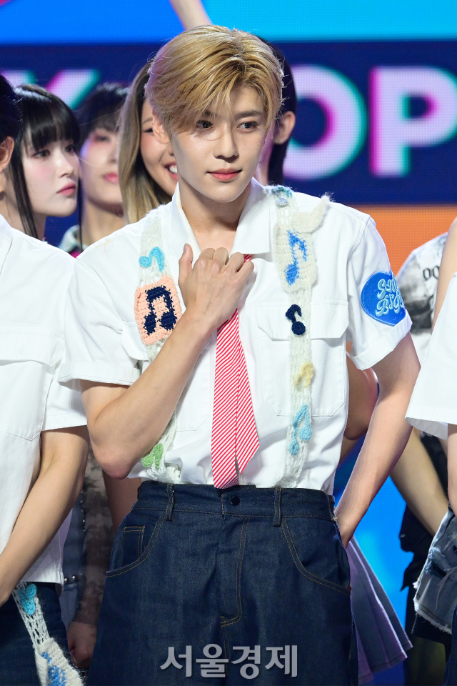 그룹 엔시티 위시(NCT WISH) 시온이 10일 오후 경기도 고양시 일산동구 MBC 드림센터에서 진행된 MBC M ‘쇼챔피언’ 생방송에서 팬들과 즐거운 시간을 보내고 있다. 김규빈 기자 2024.07.10