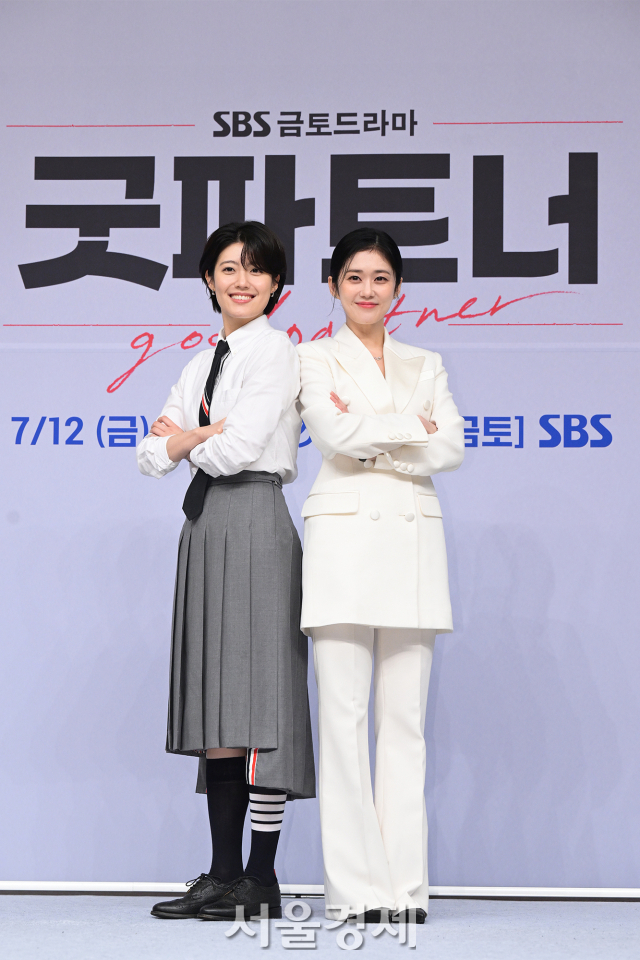 배우 남지현, 장나라가 10일 오후 서울 양천구 SBS 목동 사옥에서 진행된 SBS 새 금토드라마 ‘굿 파트너’(극본 최유나/연출 김가람) 제작발표회에서 포즈를 취하고 있다. 김규빈 기자 2024.07.10