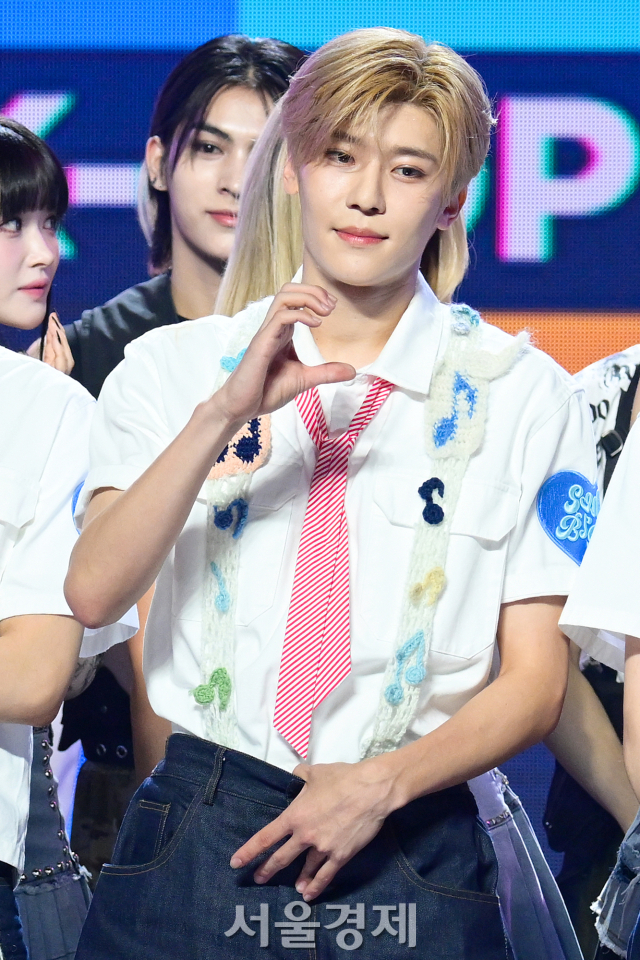 그룹 엔시티 위시(NCT WISH) 시온이 10일 오후 경기도 고양시 일산동구 MBC 드림센터에서 진행된 MBC M ‘쇼챔피언’ 생방송에서 팬들과 즐거운 시간을 보내고 있다. 김규빈 기자 2024.07.10