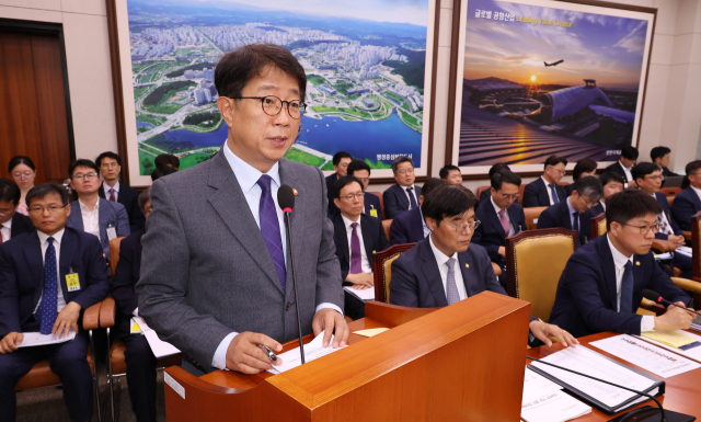 10일 국회에서 열린 국토교통위원회 전체회의에서 박상우 국토교통부 장관이 업무보고를 하고 있다. 연합뉴스