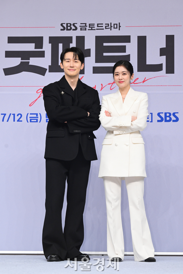 배우 김준한, 장나라가 10일 오후 서울 양천구 SBS 목동 사옥에서 진행된 SBS 새 금토드라마 ‘굿 파트너’(극본 최유나/연출 김가람) 제작발표회에서 포즈를 취하고 있다. 김규빈 기자 2024.07.10