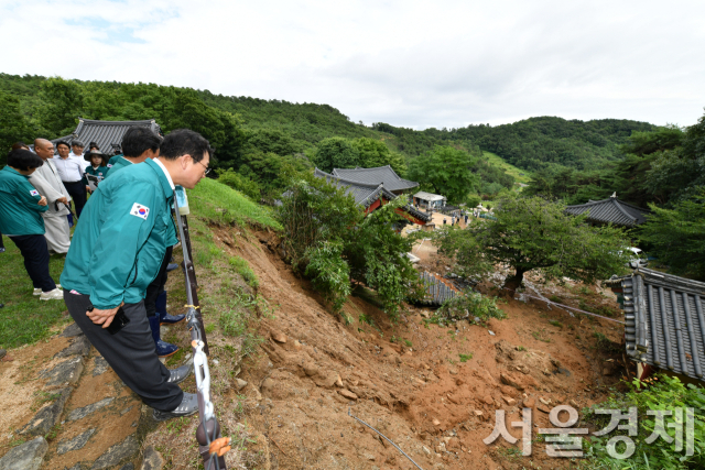 10일 최응천 국가유산청장이 호우로 산사태 발생한 충남 부여 대조사를 찾아 피해 상황을 살펴보고 있다. 사진 제공=국가유산청