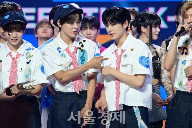 그룹 엔시티 위시(NCT WISH) 리쿠, 유우시가 10일 오후 경기도 고양시 일산동구 MBC 드림센터에서 진행된 MBC M ‘쇼챔피언’ 생방송에서 팬들과 즐거운 시간을 보내고 있다. 김규빈 기자 2024.07.10