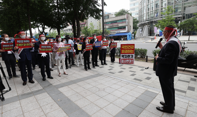 대한약사회 회원들이 2022년 정보통신기술(ICT) 규제샌드박스 실증특례 심의위원회를 앞두고 약 자판기 저지 결의대회를 진행했다. 연합뉴스